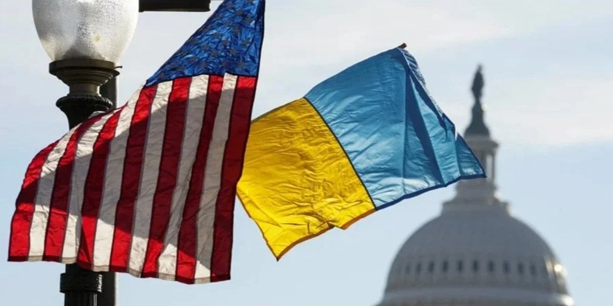 Flags of the U.S. and Ukraine (Photo: REUTERS/Kevin Lamarque)