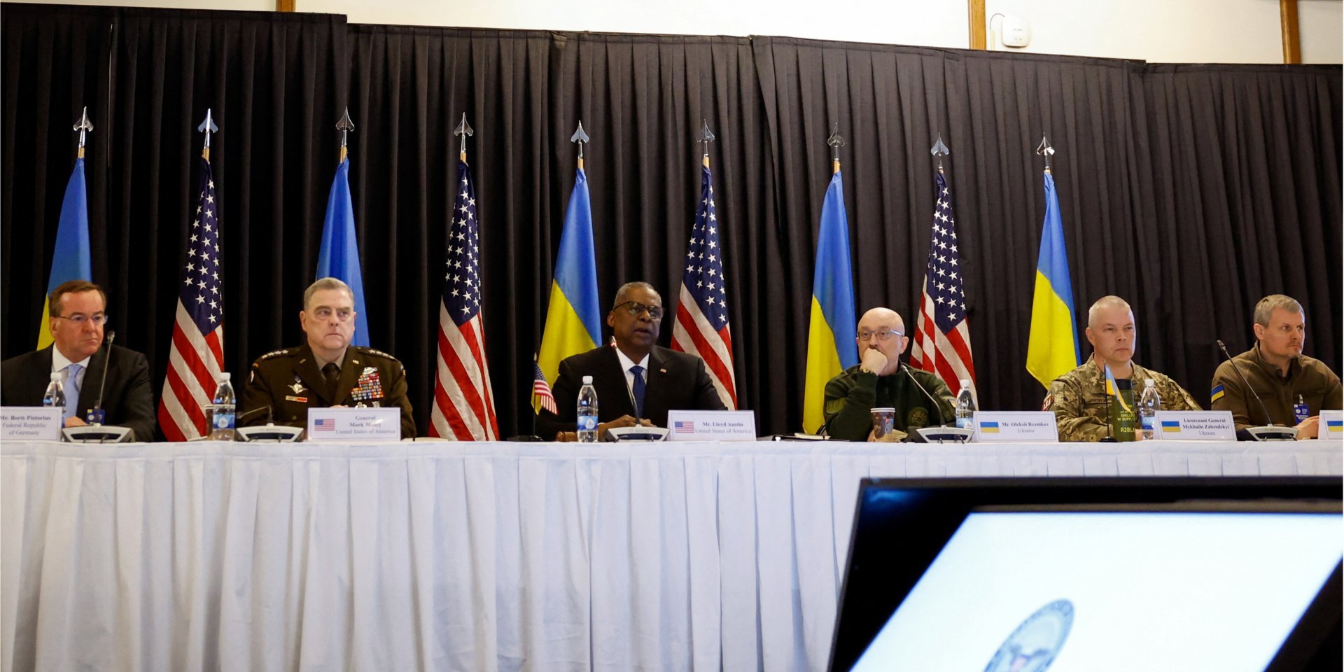 US Defense Minister Lloyd Austin, Ukrainian Defense Minister Oleksii Reznikov, German Defense Minister Boris Pistorius and other members of the delegations during a meeting at the Ramstein base (Photo: REUTERS/Heiko Becker)