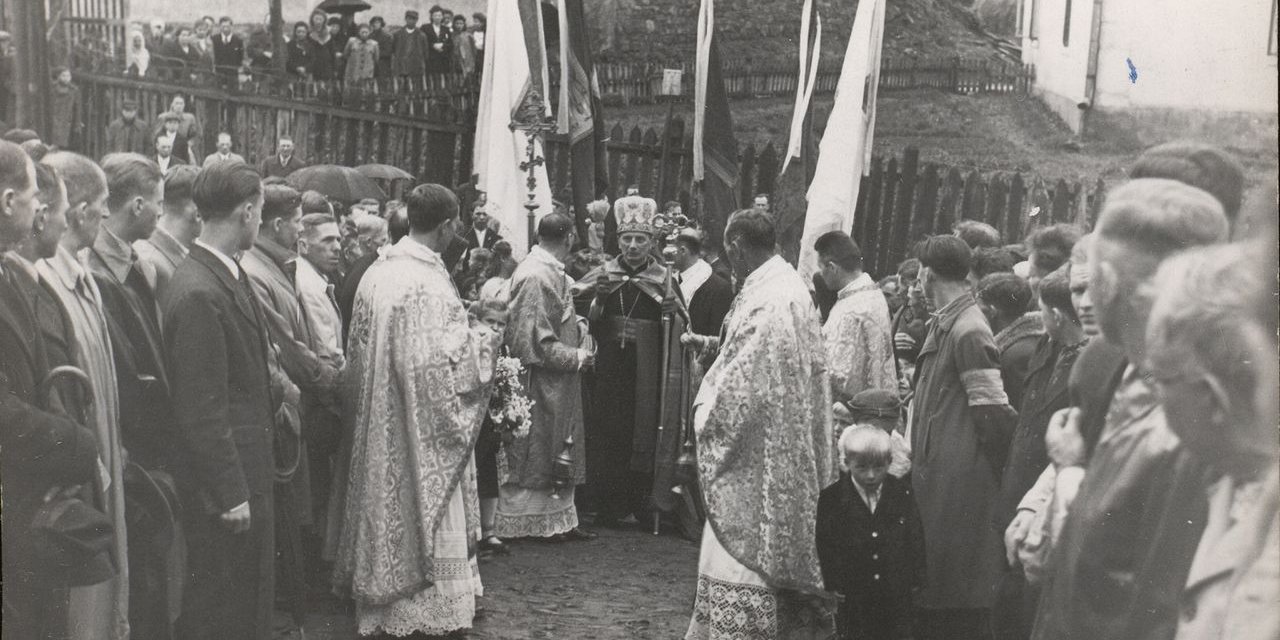 Жителі містечка Санок проводжають своїх хлопців до&nbsp;лав дивізії Галичина, 1943 рік (Фото: NAC)