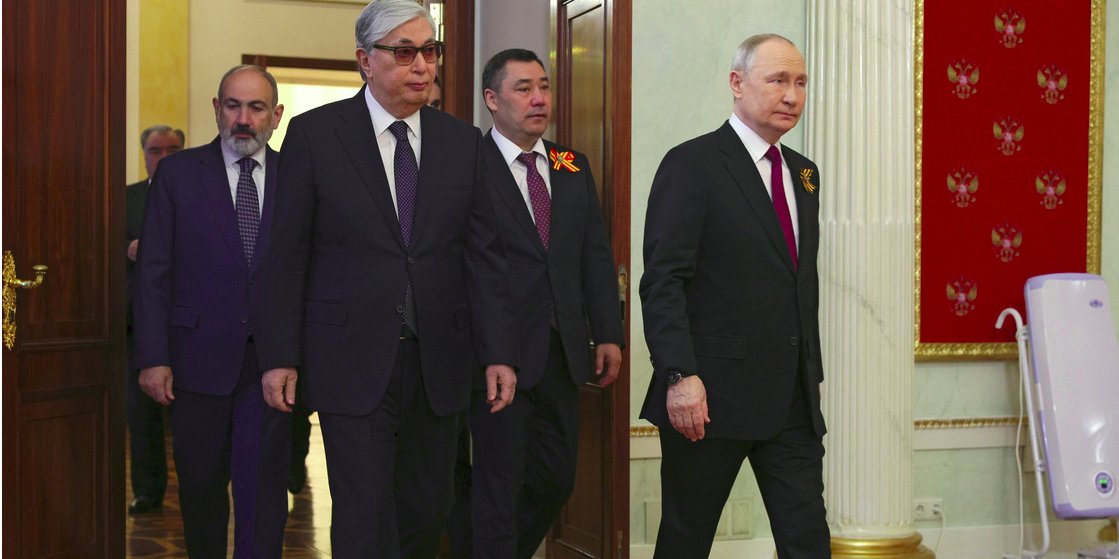 Володимир Путін, Касим-Жомарт Токаєв, Садир Жапаров та Нікол Пашинян у&nbsp;Москві 9 травня 2023 року (Фото: Sputnik/Vladimir Smirnov/Pool via REUTERS)