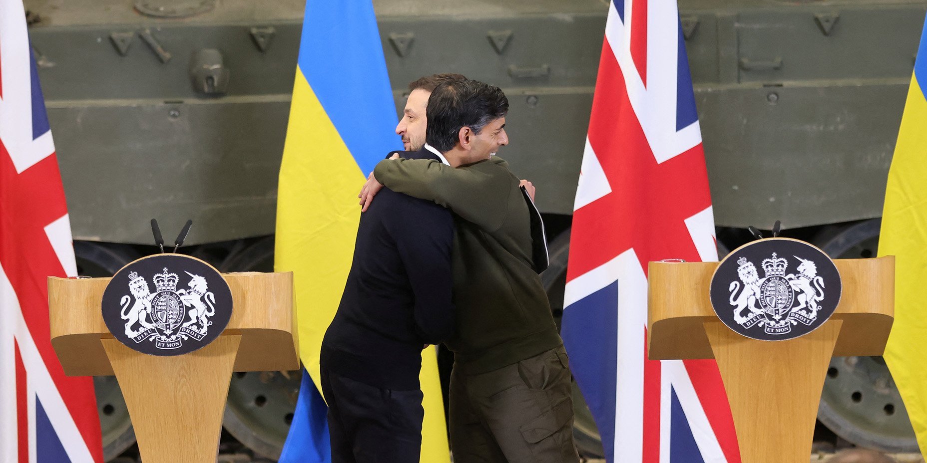 President of Ukraine Volodymyr Zelenskyy and British Prime Minister Rishi Sunak embrace during a press conference at Lulworth military camp, Britain. February 8, 2023 (Photo: Richard Pohle / Pool via REUTERS)