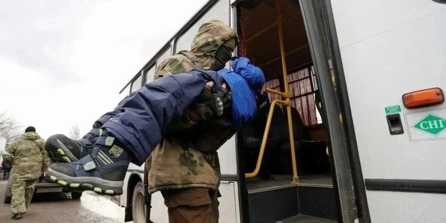 Russian occupiers deport Ukrainian children (Photo: Oleksandr Yermochenko/Reuters)