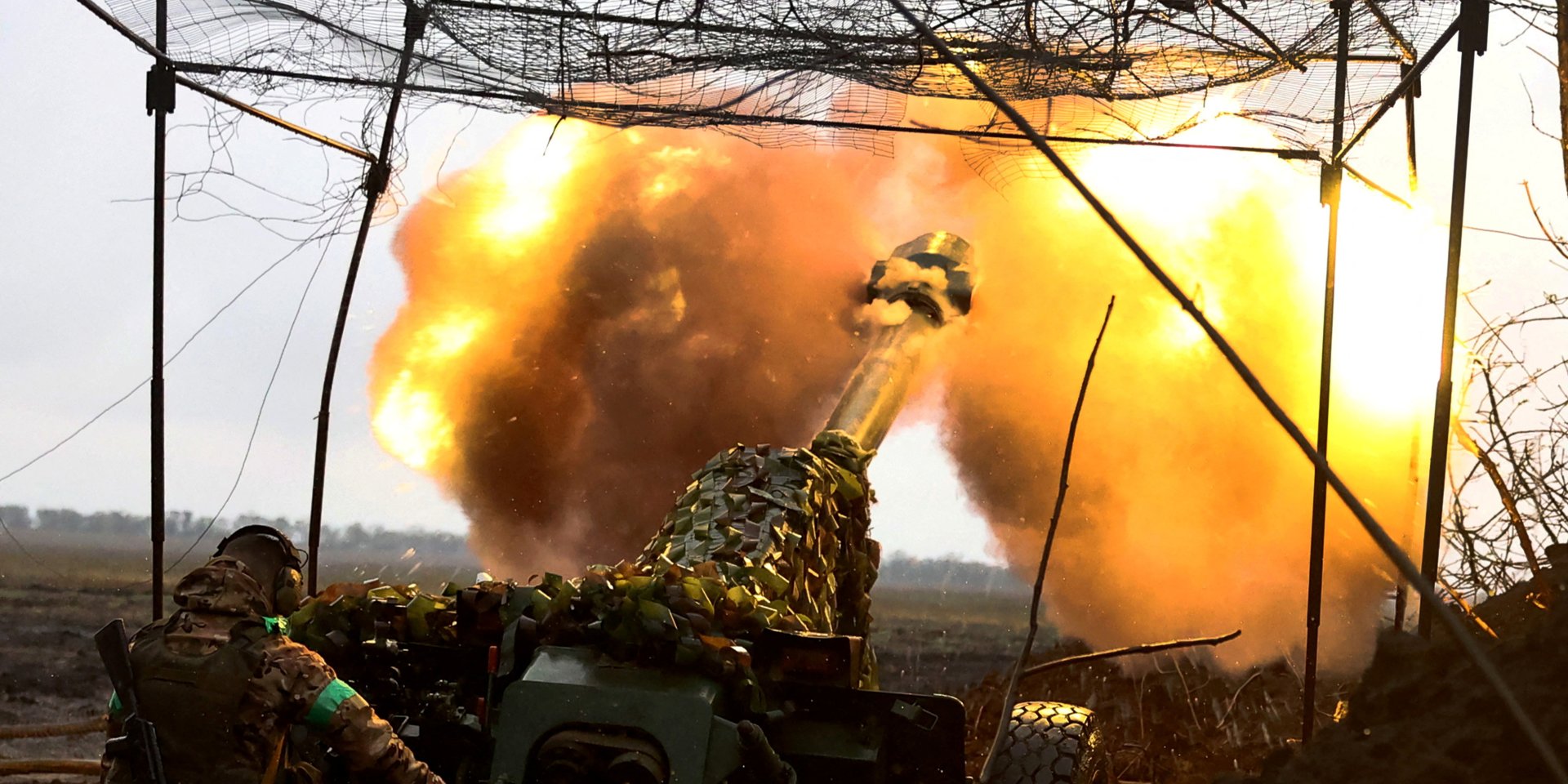 A Ukrainian artilleryman fires on the front line near Bakhmut (Photo: REUTERS/Kai Pfaffenbach)