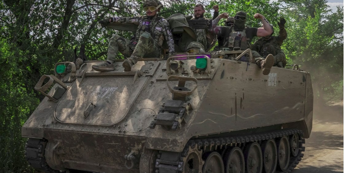 Ukrainian soldiers on an M113 armored personnel carrier near Bakhmut, June 9, 23 (Photo: REUTERS/Viacheslav Ratynskyi)