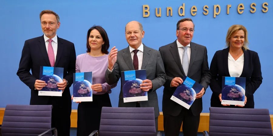 German Chancellor Olaf Scholz with members of his government (Photo: REUTERS/Fabrizio Bensch)