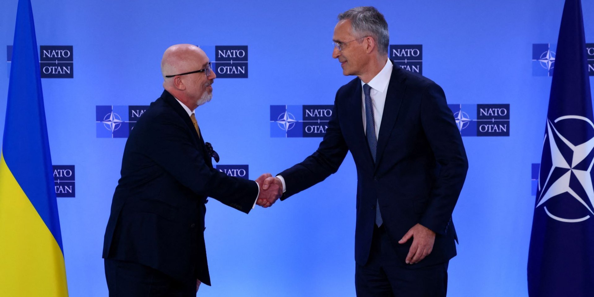 Stoltenberg met with the Minister of Defense of Ukraine Oleksiy Reznikov in Brussels on June 15 (Photo: Yves Herman/Reuters)