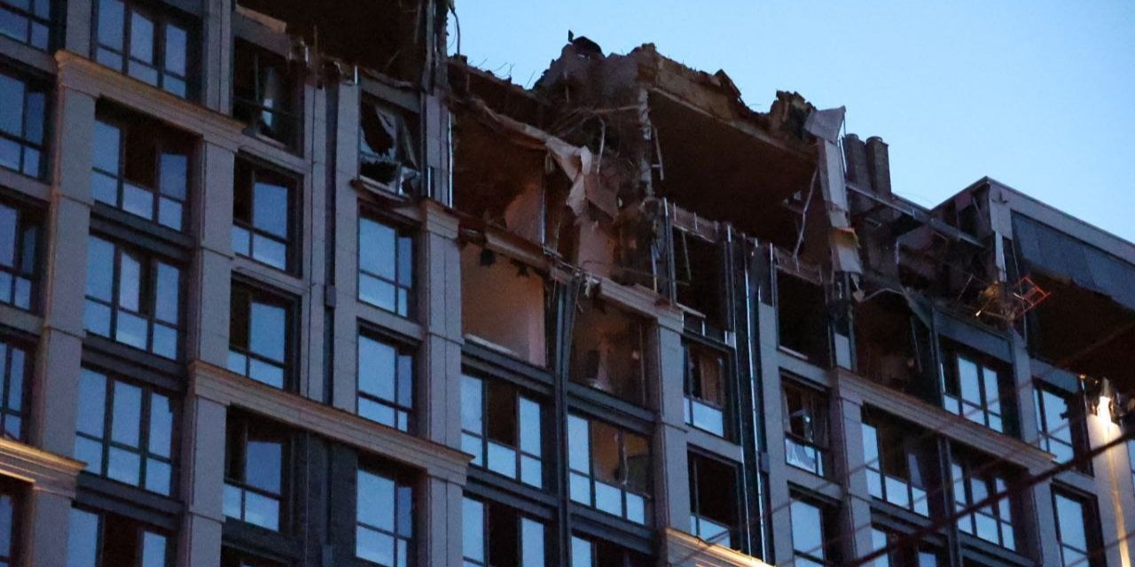 Consequences of a hit on a high-rise building (Photo: press service of the State Emergency Service)