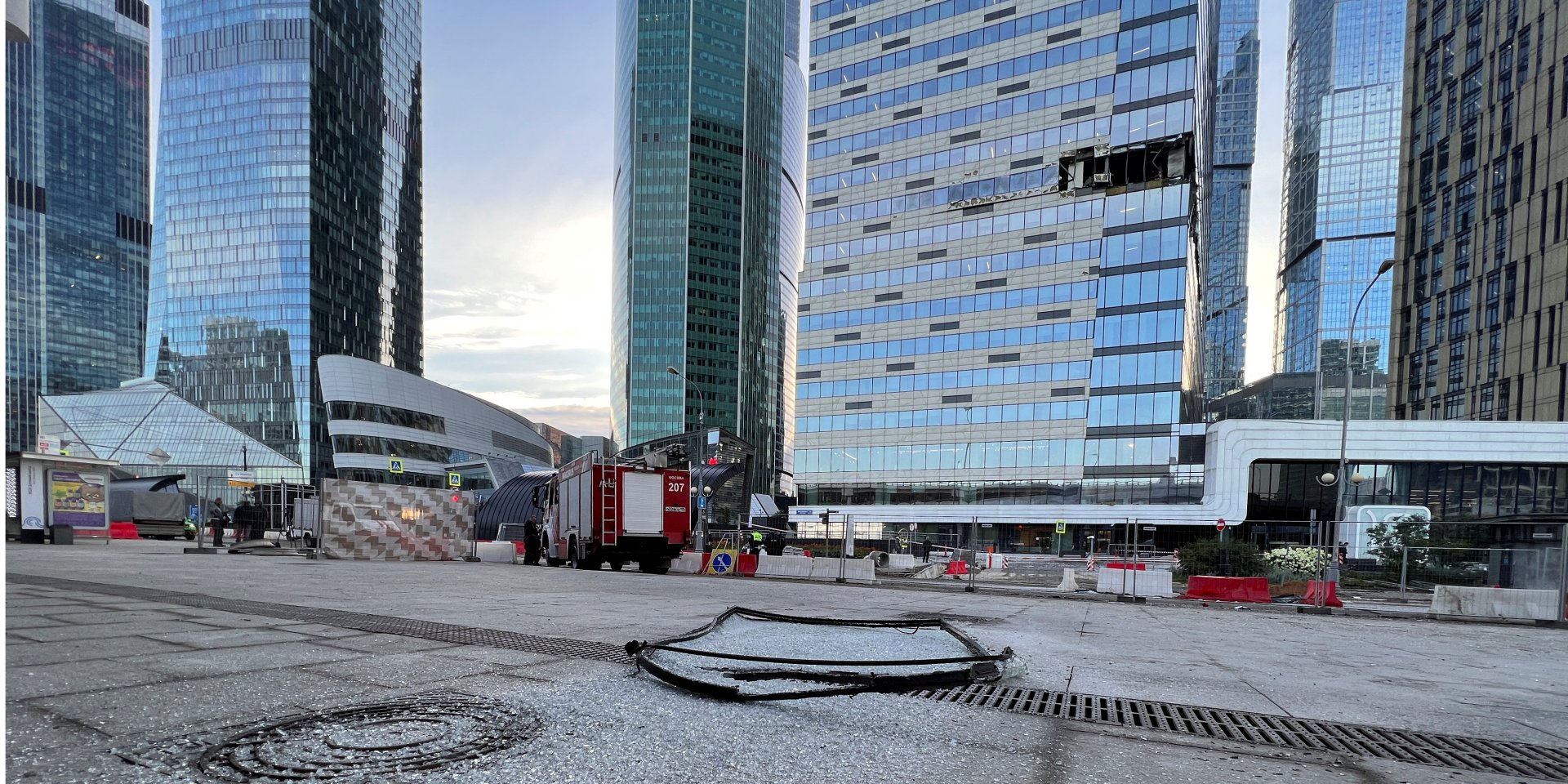 Уламки скла біля одного з&nbsp;хмарочосів Москва-Сіті після атаки дронів, 30 липня 2023 року (Фото: REUTERS/Stringer)