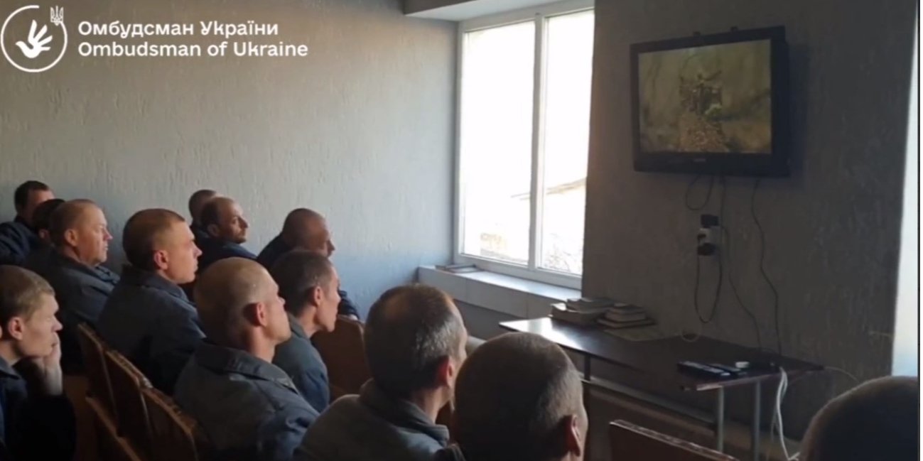 Російські полонені дивляться фільм про воєнні злочини своєї армії в&nbsp;Україні (ілюстративне фото) (Фото: Дмитро Лубінець / Telegram)