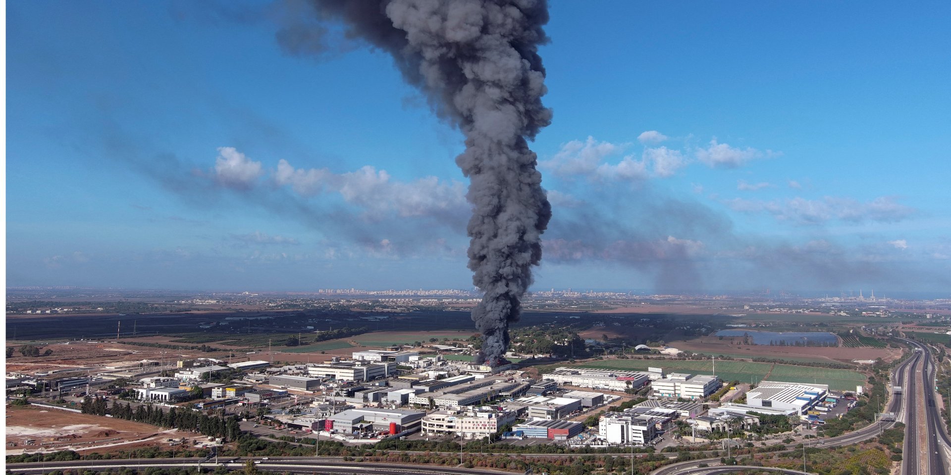 Smoke at the site of a rocket launched from the Gaza Strip over the city of Rehovot, 20 km from Tel Aviv (Photo: REUTERS/Ilan Rosenberg)