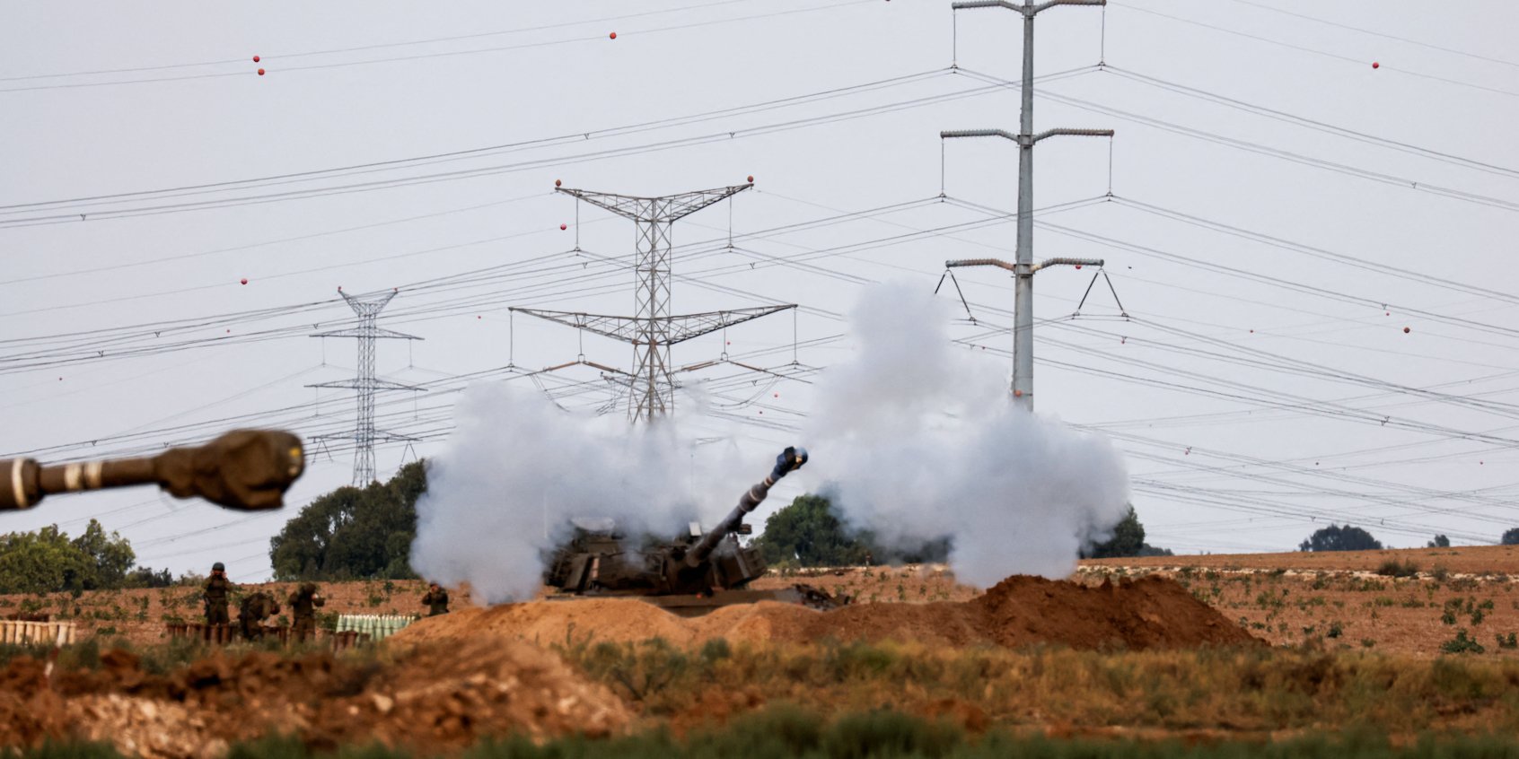 An artillery unit fires near the Israeli side of the border between Israel and the Gaza Strip (Photo: REUTERS/Amir Cohen)