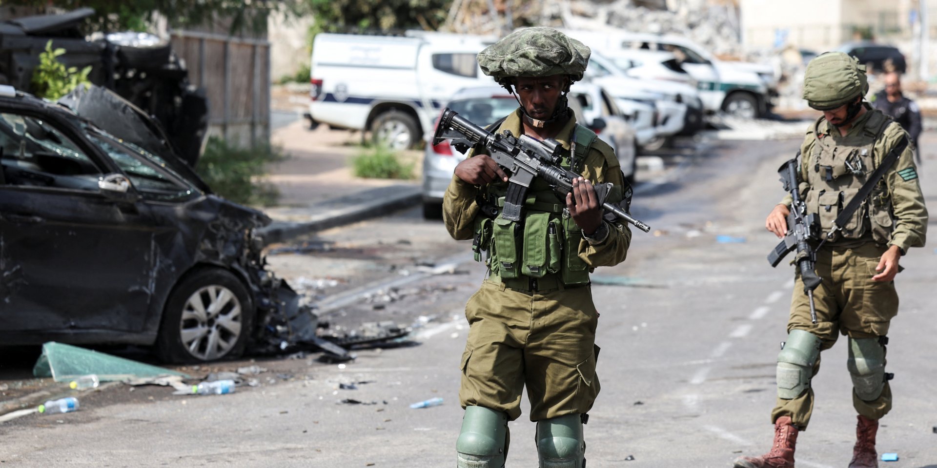 Israeli soldiers patrol the area after a Hamas attack (Photo: REUTERS/Ronen Zvulun)