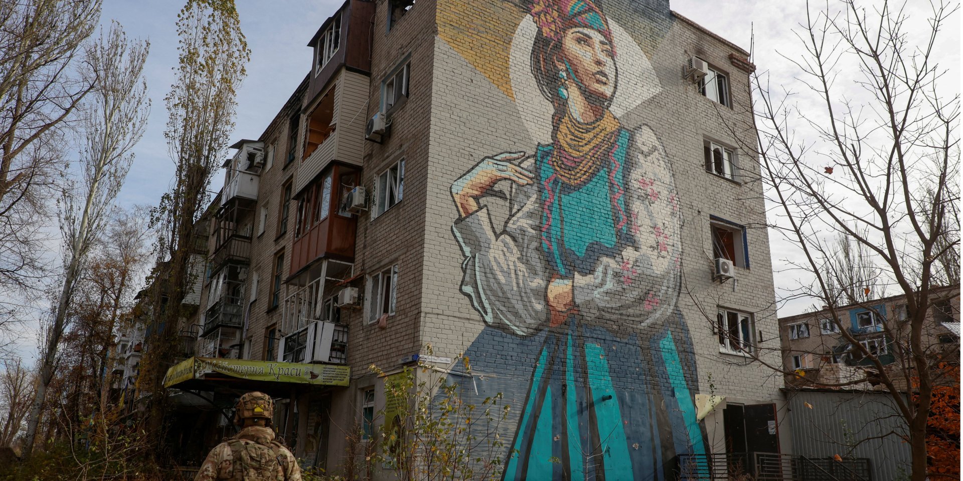 Український військовий біля пошкодженого російськими обстрілами житлового будинку в&nbsp;Авдіївці (Фото: Radio Free Europe/Radio Liberty/Serhii Nuzhnenko via REUTERS)