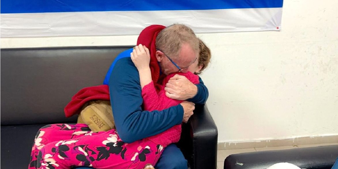 9-річна Емілі Ханд вперше побачила батька після полону терористів (Фото: IDF)