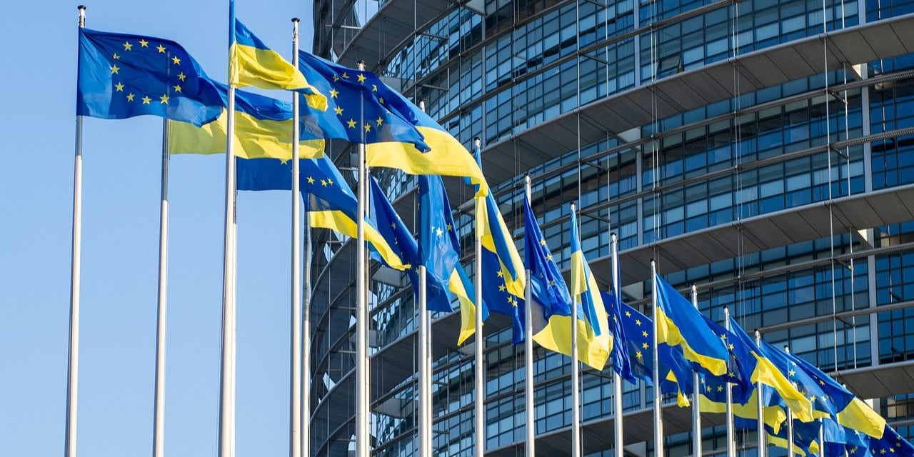 Flags of the EU and Ukraine (Photo: Dušan Cvetanović / Pixabay)