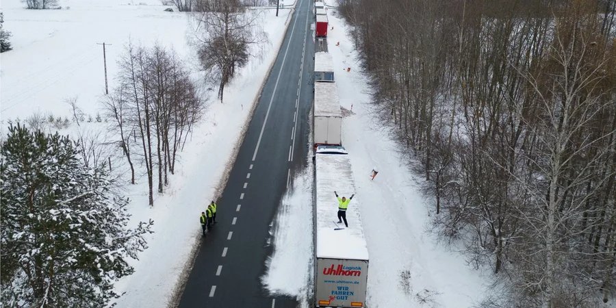 Queues at the Ukrainian-Polish border (Photo: REUTERS/Kuba Stezycki)