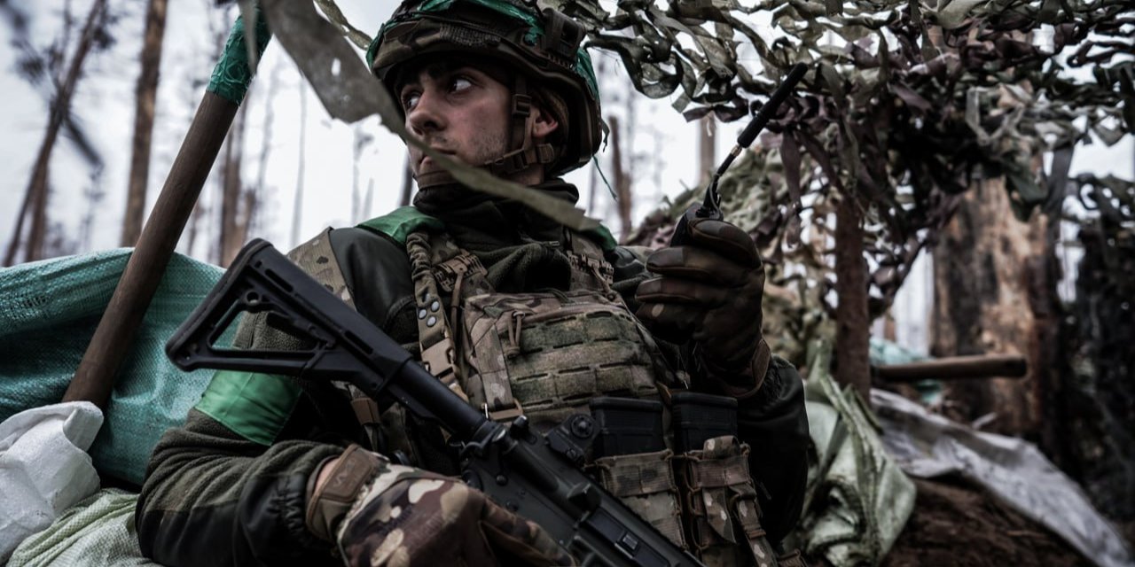 Ukrainian soldier in a trench (Photo: t.me/azov_media)