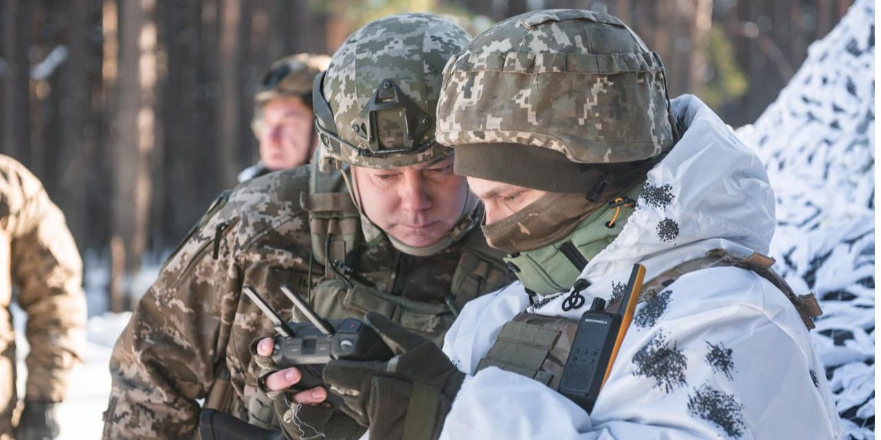 Командувач Об'єднаних сил ЗСУ Сергій Наєв з військовим (Фото: Командування Об'єднаних Сил&nbsp;ЗС України/Telegram)