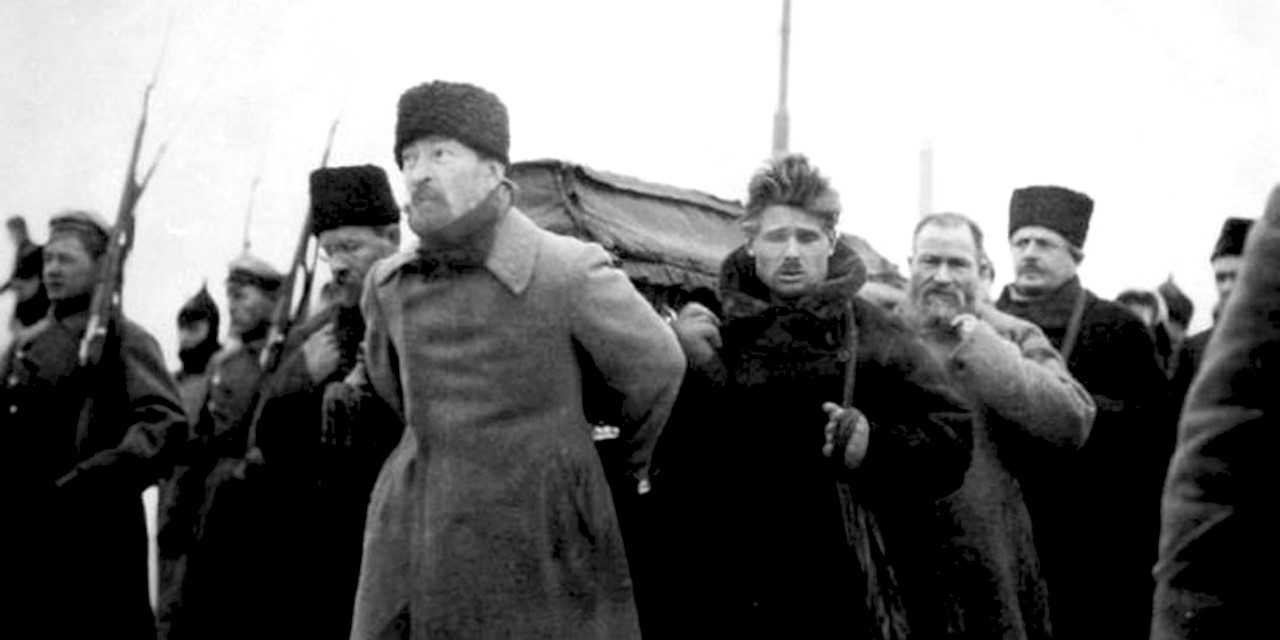Труна з тілом Леніна під час похорону несуть від Павелецького вокзалу до&nbsp;Будинку Союзів. Фелікс Дзержинський попереду, Тимофій Сапронов позаду і Лев Каменєв зліва, 23 січня 1924 року (Фото: GL&nbsp;Archive / Alamy via Reuters)