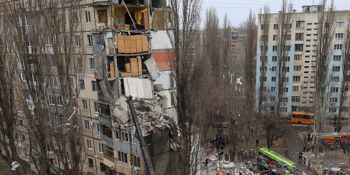 Russian drone destroys the entrance of a nine-story building in Odesa (Photo: REUTERS / Stringer)