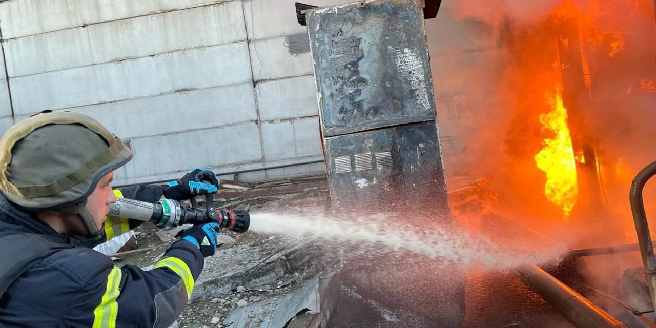 Rescuers eliminate the consequences of the Russian attack (Photo: Zelenskiy / Official/Telegram)