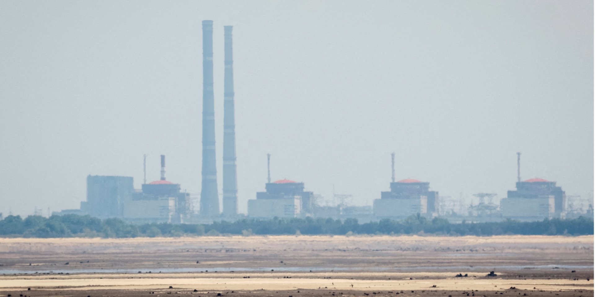Вид на&nbsp;Запорізьку атомну електростанцію з&nbsp;берега Каховського водосховища поблизу міста Нікополь в&nbsp;Україні, 16 червня 2023 року (Фото: REUTERS/Alina Smutko)
