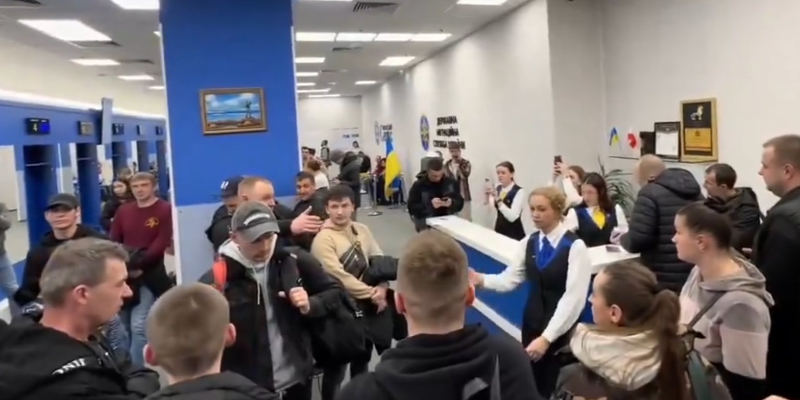 Українці у&nbsp;паспортному сервісі Варшави (Фото: Зупини Лося/Facebook, скриншот з відео)