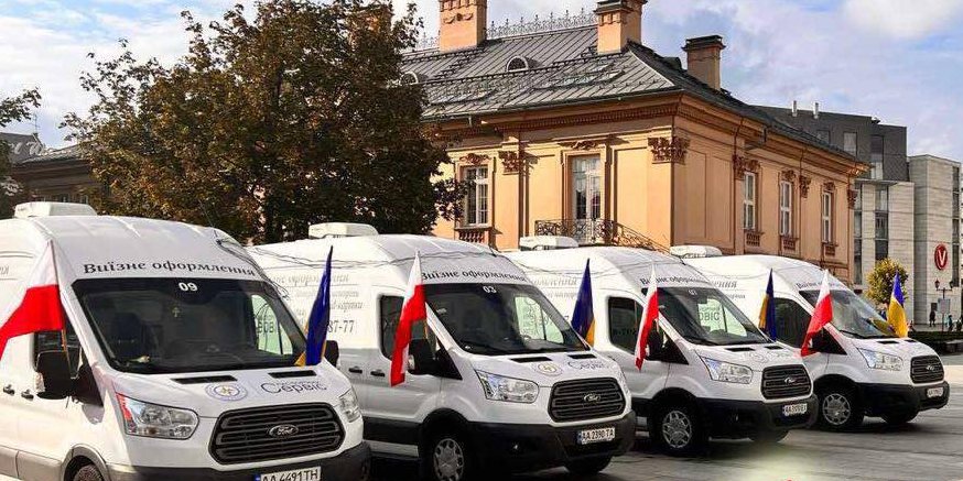 Виїзне оформлення паспортів за&nbsp;кордоном у філіях&nbsp;ДП Документ (на&nbsp;фото Польща) для українських чоловіків відтепер неможливе (Фото: Центр обслуговування громадян Паспортний сервіс)