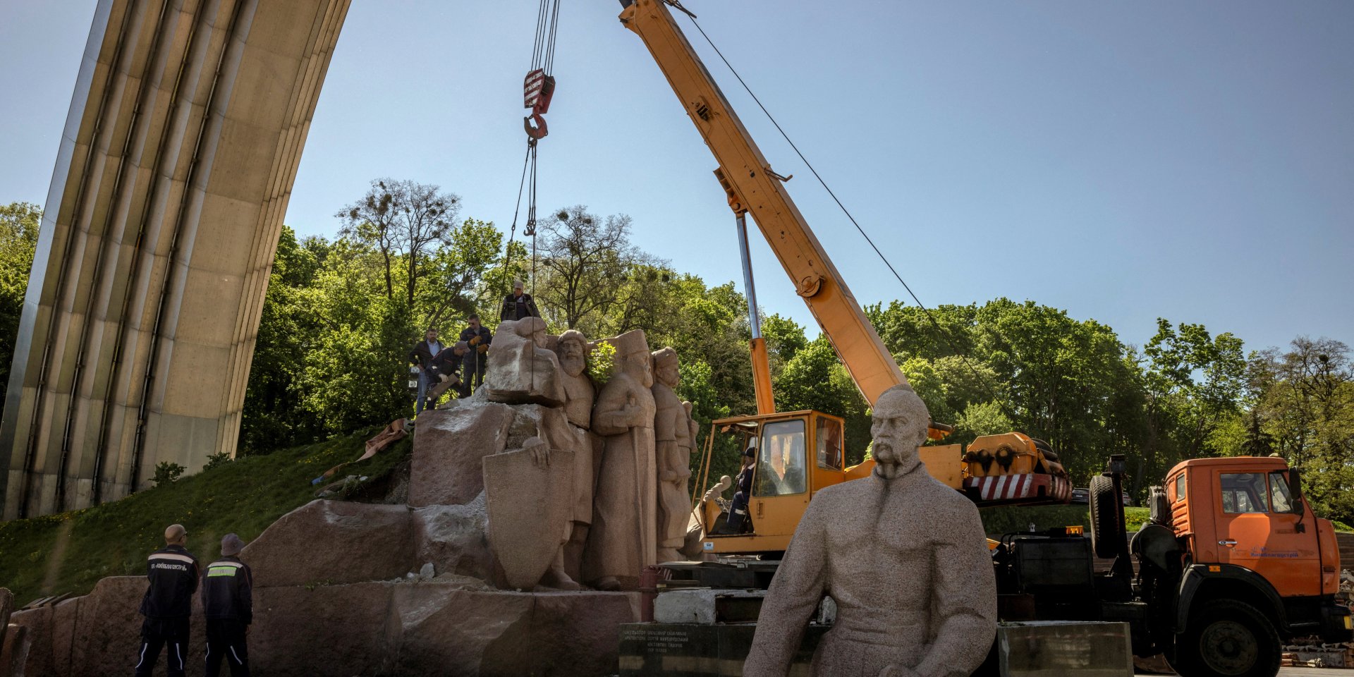 Демонтаж композиції на&nbsp;честь Переяславської ради під аркою Свободи українського народу (Фото: КМДА/Telegram)