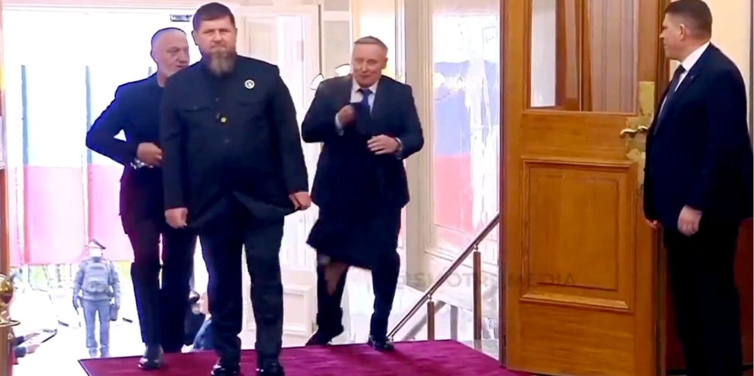 На&nbsp;обнародованном видео видно, что ходит Кадыров уже с&nbsp;трудом (Фото: Скриншот видео fakeofforg/X)