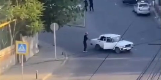 У&nbsp;двох міста Дагестану Махачкалі та&nbsp;Дербенті група озброєних чоловіків напала на&nbsp;поліцейських (Фото: Скриншот видео Astra/Telegram)