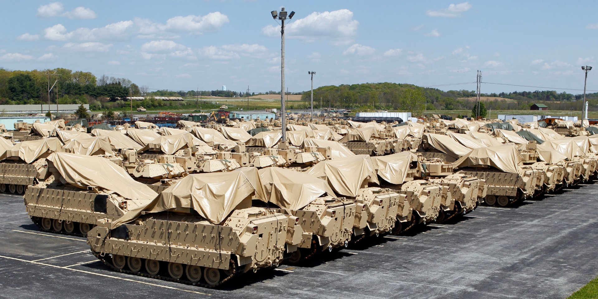 БАГАТО І НАВІТЬ БІЛЬШЕ: Бойові машини піхоти Bradley&nbsp;— те, що&nbsp;Сполучені Штати мають із надлишком. Щонайменше 300 таких машин Вашингтон уже передав Києву (Фото: Reuters)