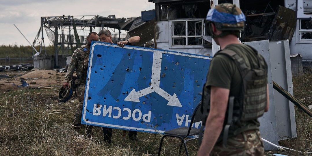 Українські військові тримають в&nbsp;руках дорожній знак-розвилку Украина-Россия. Курська область Росії (Фото: instagram/libkos)