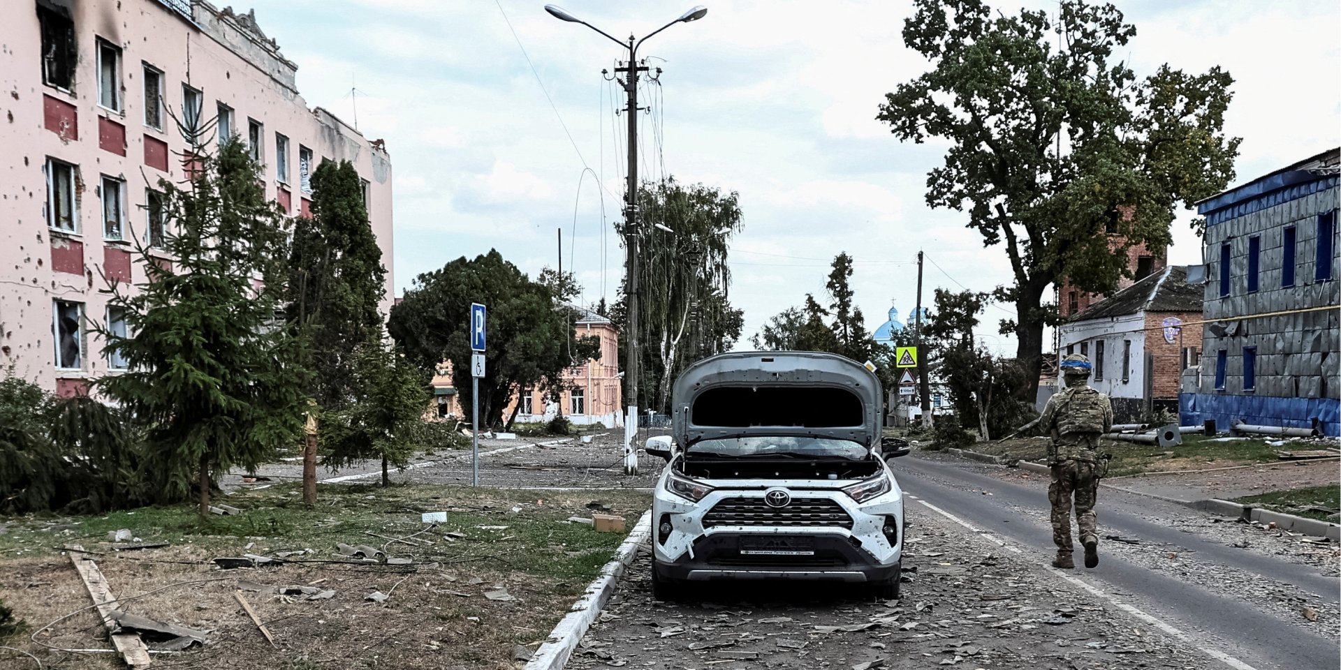 Український військовий патрулює вулицю у місті Суджа, Курська область, 16 серпня 2024 рік (Фото: REUTERS/Yan Dobronosov)