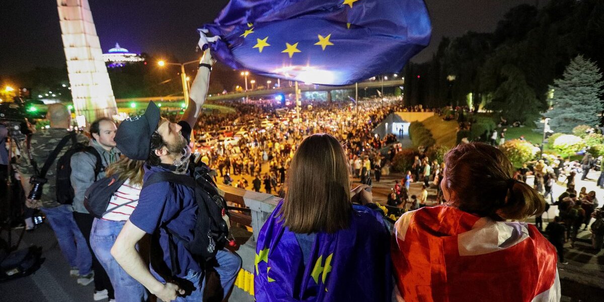 Демонстранти проводять мітинг на&nbsp;знак протесту проти законопроєкту про «іноземних агентів» у&nbsp;Тбілісі, 2 травня 2024 рік (Фото: REUTERS/Irakli Gedenidze)