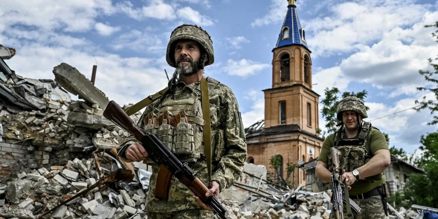 Ukrainian servicemen patrol an area in the city of Orikhiv in Zaporizhzhya Oblas (Photo: REUTERS/Stringer)