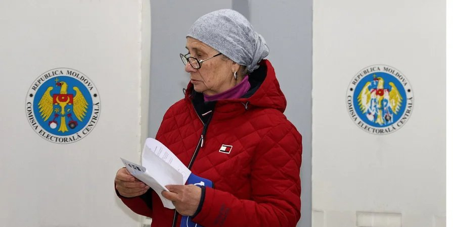 A woman at a polling station, Moldova, Oct. 20, 2024 (Photo: REUTERS/Vladislav Culiomza)