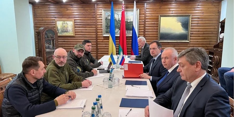 Українська та&nbsp;російська делегації під час переговорів у Білорусі у&nbsp;березні 2022 року (Фото: МЗС Білорусі)