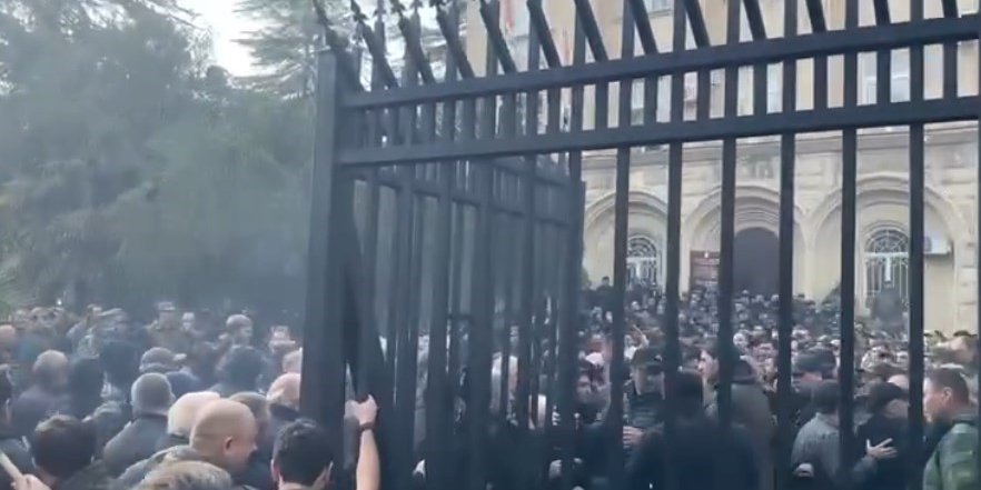 Протестувальники зламали паркан будівлі парламенту невизнаної Абхазії (Фото: скріншот із відео / Telegram)