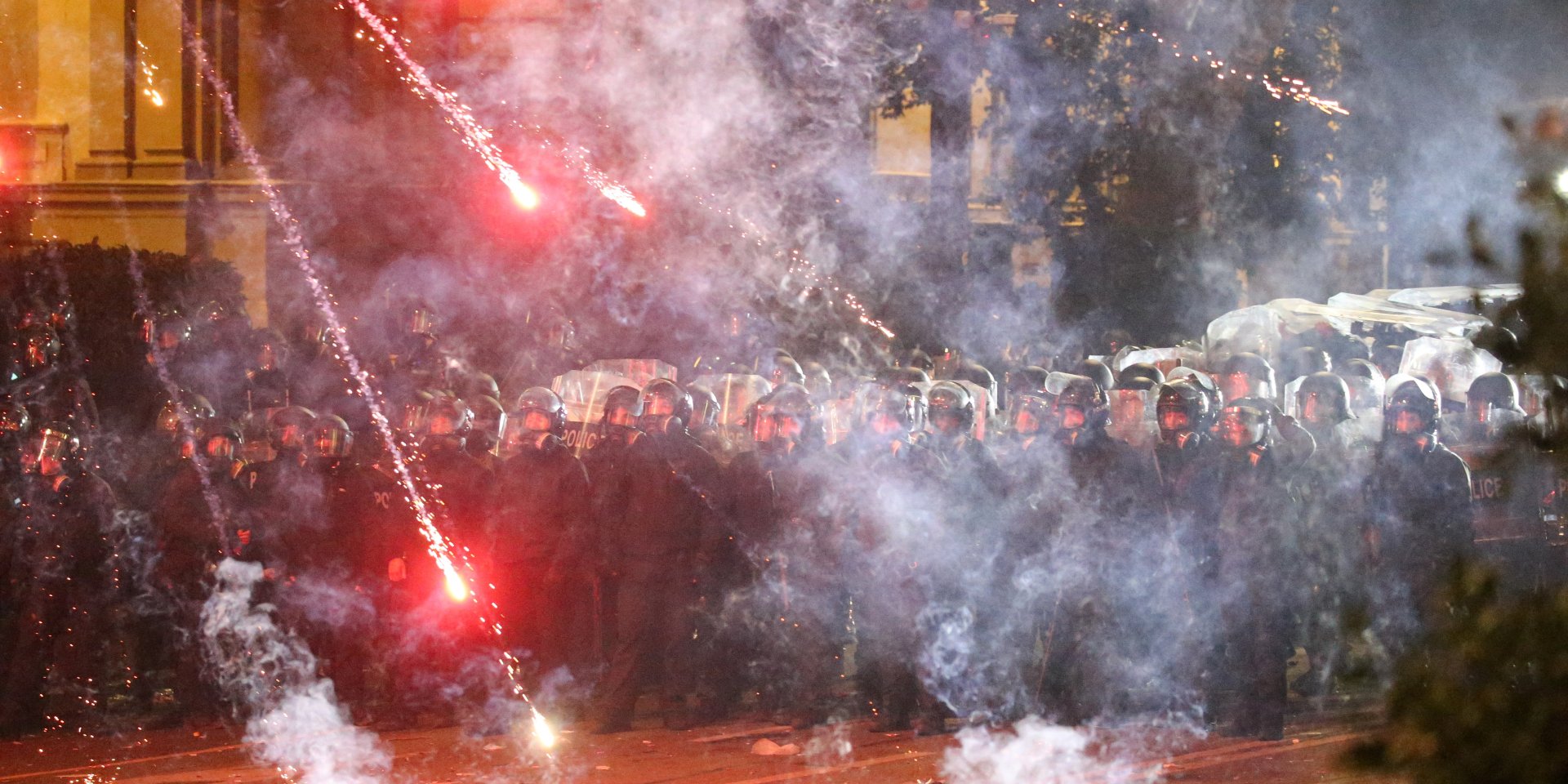 Протестувальники б’ються із силовиками, запускаючи феєрверки, Тбілісі, Грузія, 1 грудня 2024 року (Фото: REUTERS/Irakli Gedenidze)