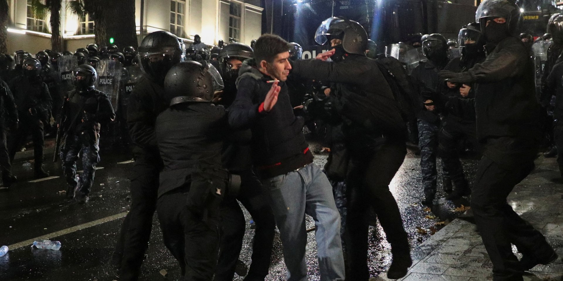 Грузинські правоохоронці затримують чоловіка під час мітингу у&nbsp;Тбілісі (Фото: REUTERS/Irakli Gedenidze)