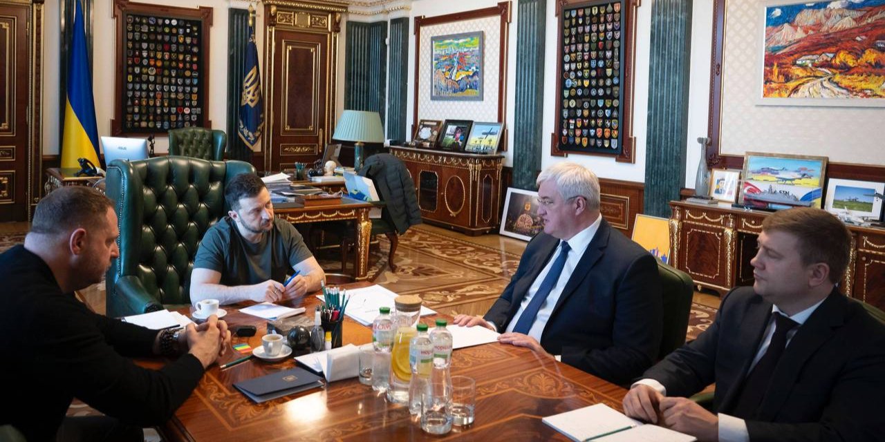 Володимир Зеленський заслуховує доповіді міністрів закордонних справ України та&nbsp;аграрної політики, стосовно візиту до&nbsp;Сирії. (Фото: Zelenskiy / Official/Telegram)