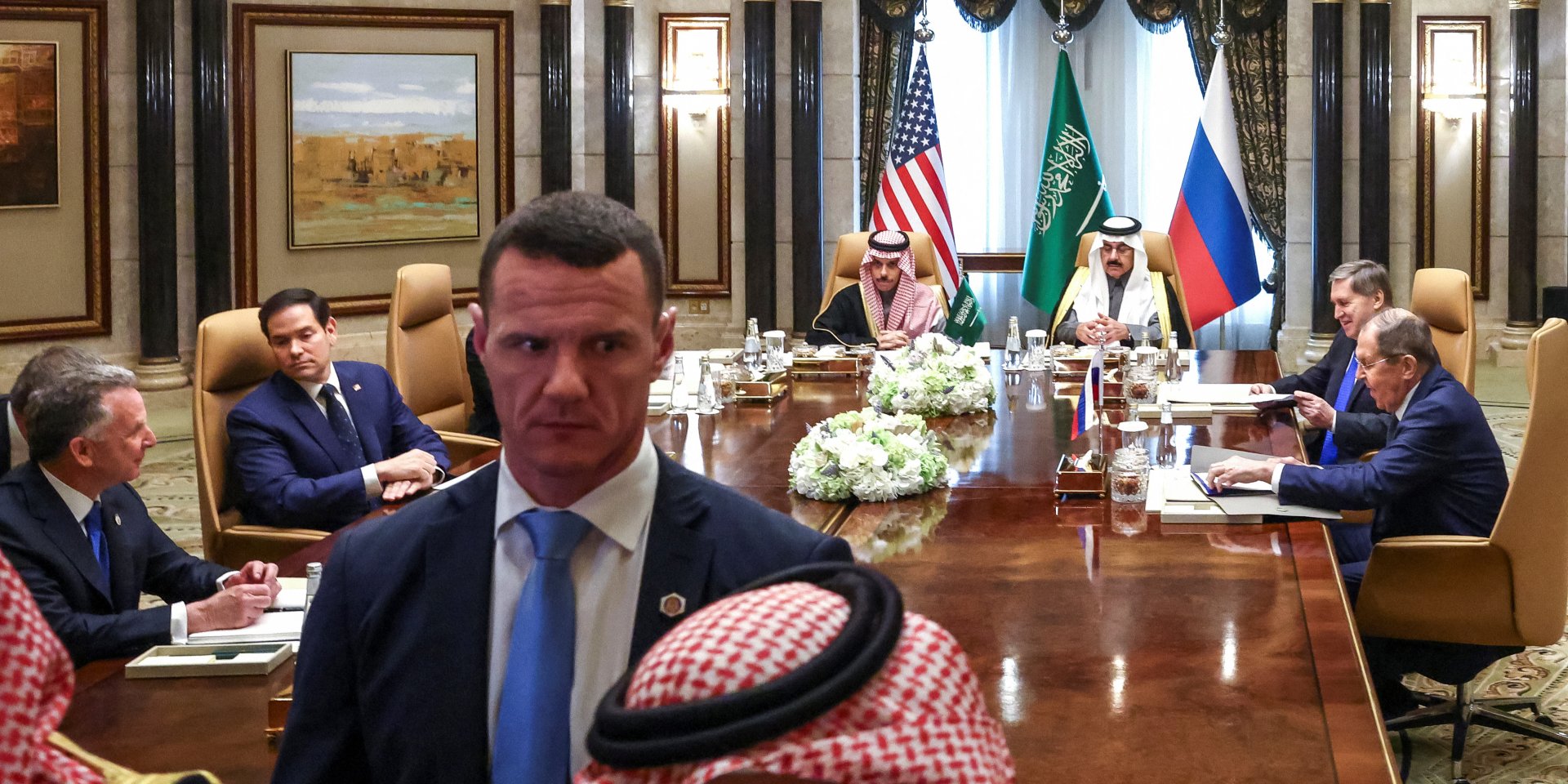 Представники США і РФ, а&nbsp;також посередники зустрічі від Саудівської Аравії на&nbsp;переговорах у місті Ер-Ріяд (Фото: REUTERS/Evelyn Hockstein/Pool)