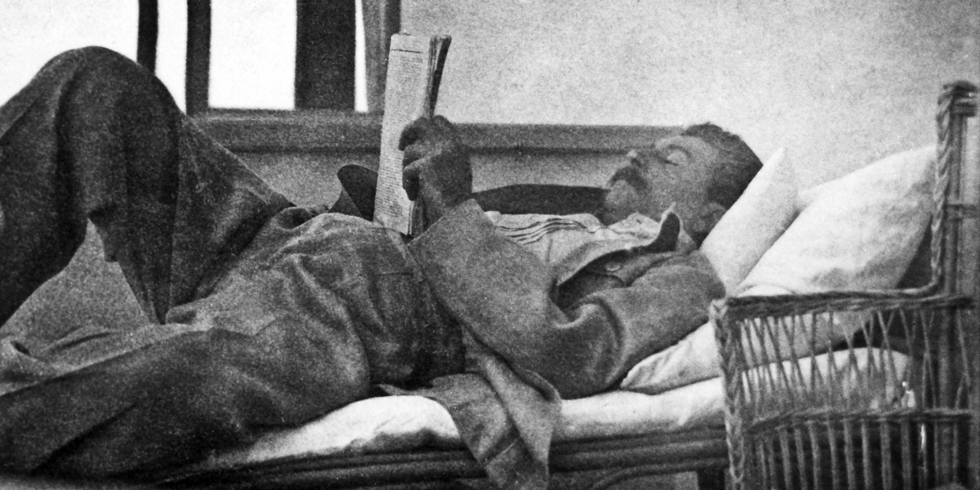 Йосип Сталін читає газету на&nbsp;курорті під час відпочинку, 3 липня 1920 року (Фото: PD)