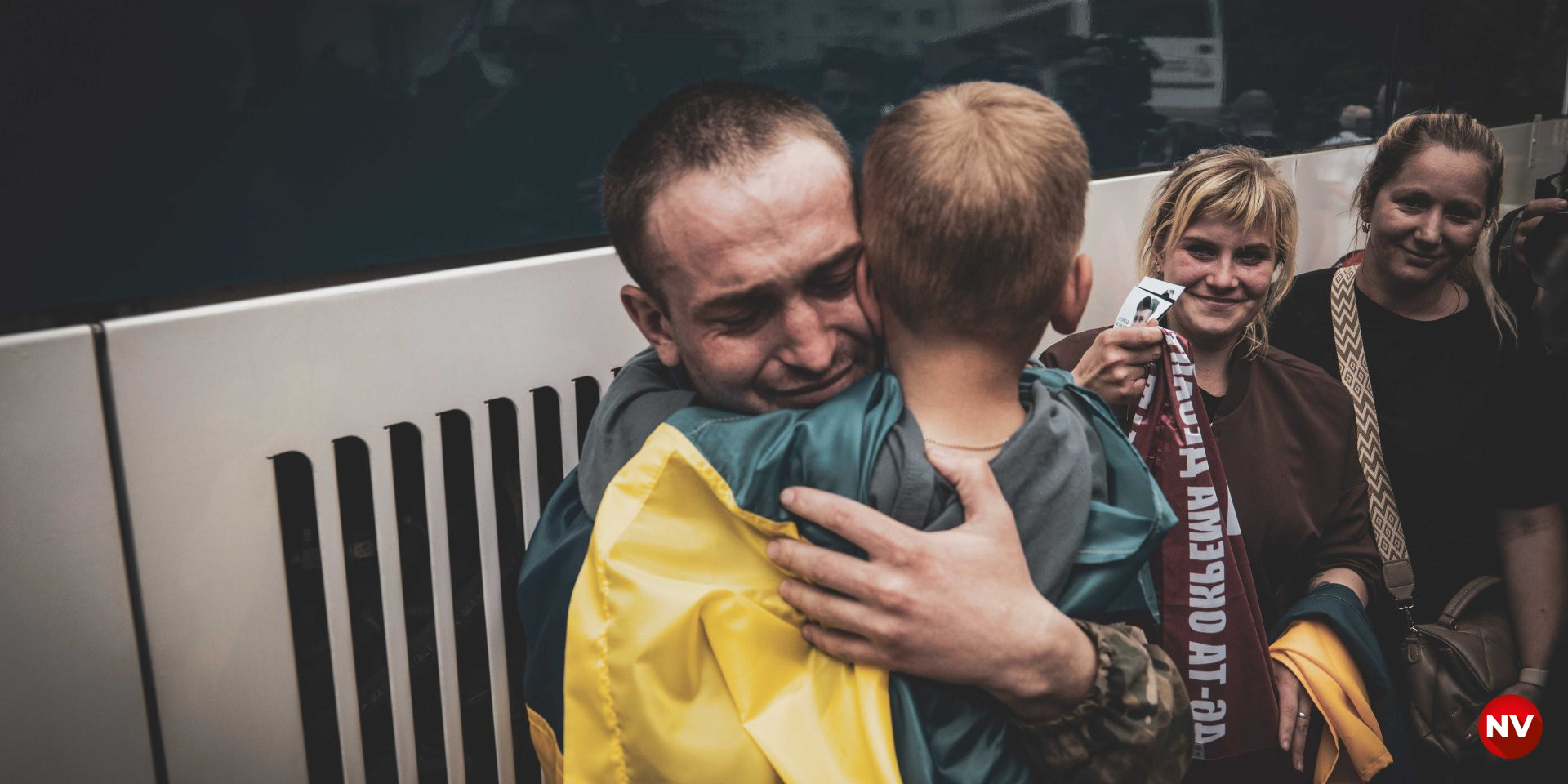 A Ukrainian POW during his first meeting with family after the exchange, May 24, 2025. (Photo: Serhii Okunev / NV)