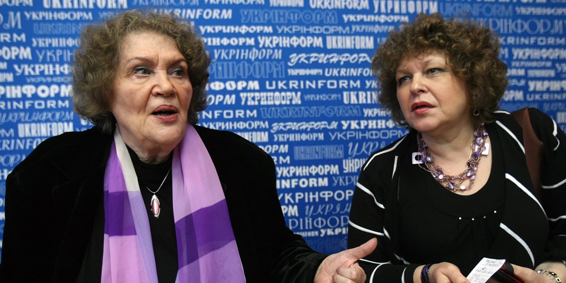 Лина Костенко и&nbsp;ее&nbsp;дочь Оксана Пахлевская (Фото: Владимир Гонтарь / УНИАН)
