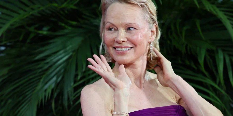 Памела Андерсон зʼявилася на&nbsp;людях у&nbsp;вбранні українського бренду (Фото: REUTERS/Isabel Infantes)