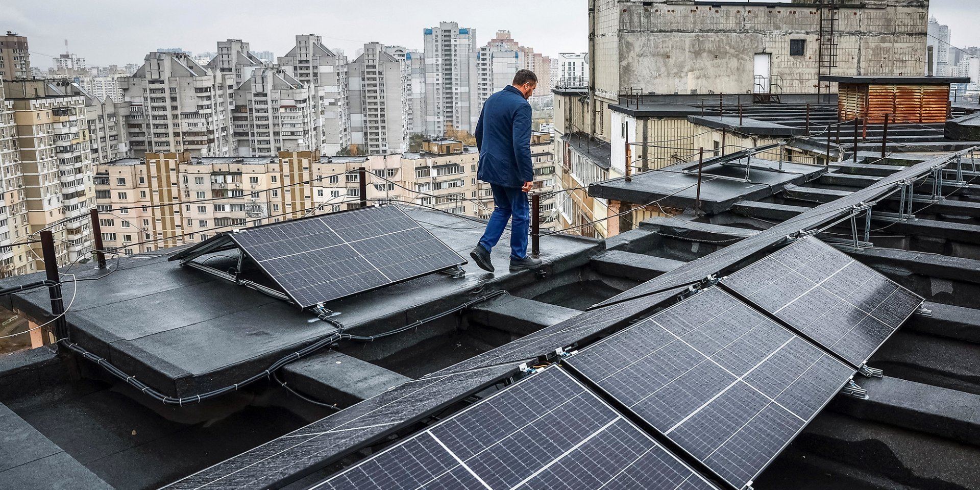 Solar panels on the roofs of Ukrainian high-rise buildings are becoming part of a new energy strategy (Photo: REUTERS/Alina Smutko)