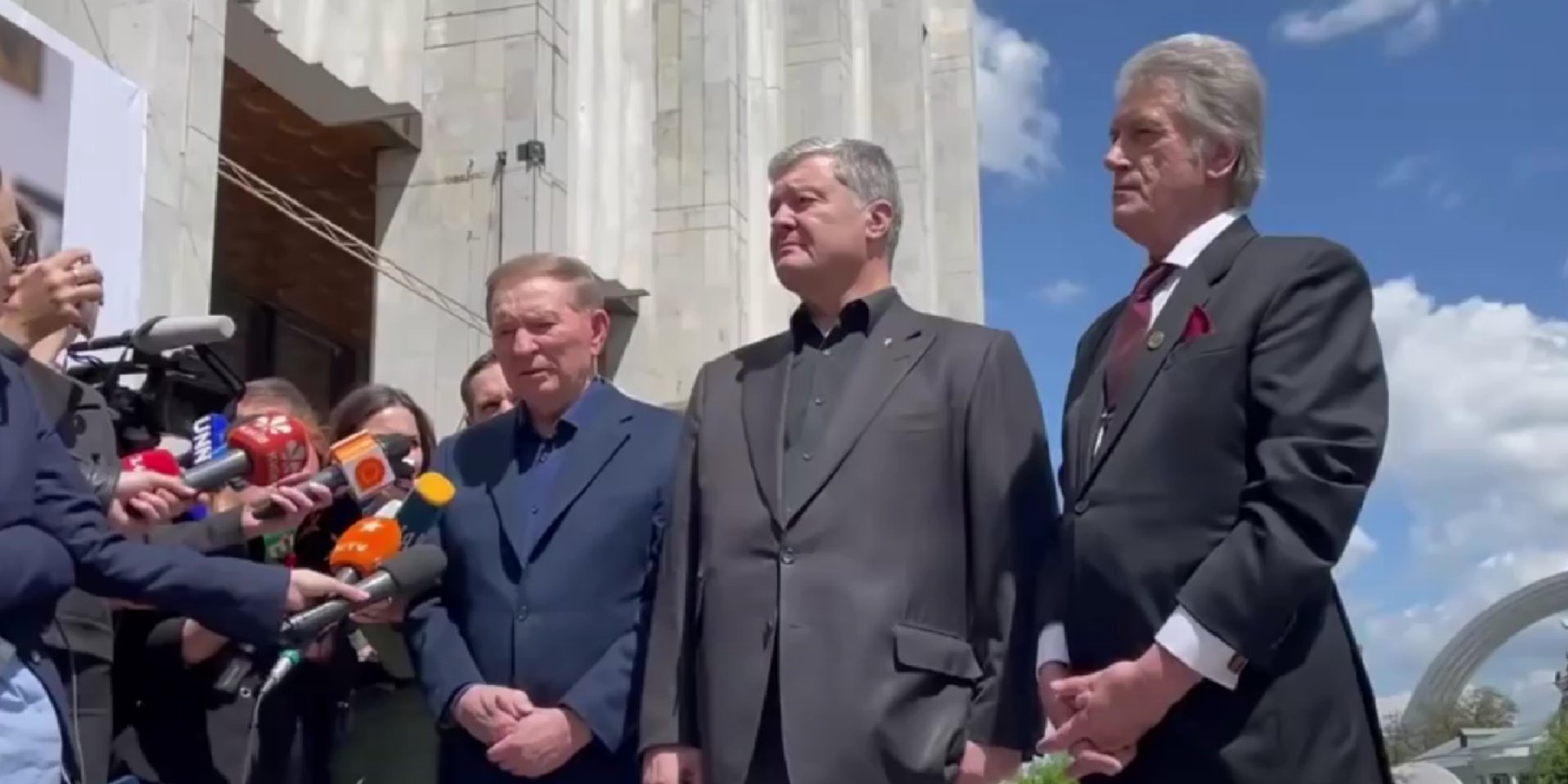 Леонід Кучма, Петро Порошенко та Віктор Ющенко на&nbsp;прощанні з&nbsp;Леонідом Кравчуком у&nbsp;травні 2022 року (Фото: Скриншот / 24 канал)