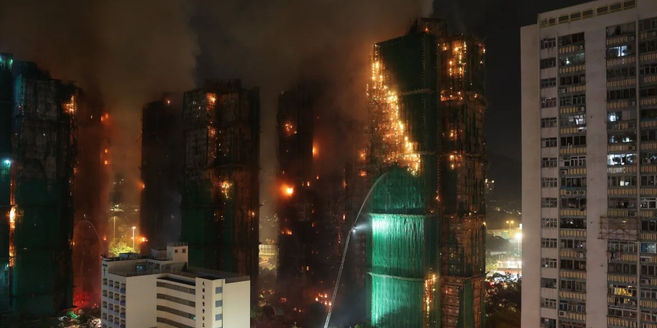 У&nbsp;Гонконзі зросла кількість жертв внаслідок масштабної пожежі (Фото: REUTERS/Tyrone Siu)